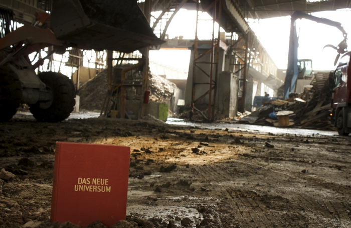 Das Neue Universum, foto dokument akcije"Preko vaših radova rasti će trava" započete 2013. u Rijeci, a nastavljene u Franfurtu, 50x70cm, 2014.